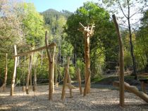 Größere Kinder haben ihren Spaß an den Klettermöglichkeiten. • © Tourist-Info Burgberg